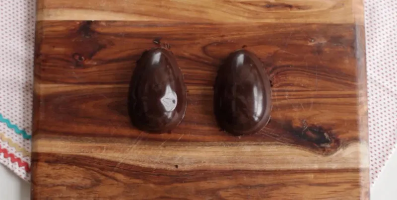 receta Oeufs de Pâques en chocolat fabriqués à partir d'un moule