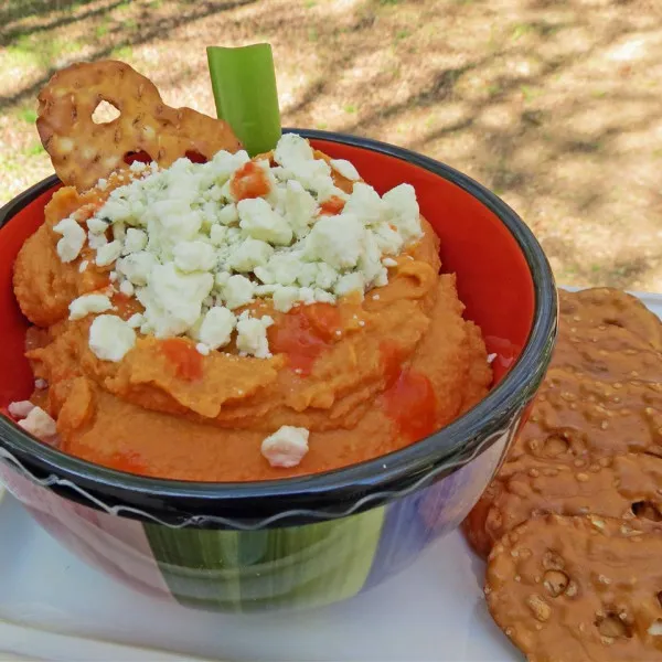 receta Hummus De Alitas Calientes De JARRIE Con Salsas Pretzel Crisp® De Snack Factory®