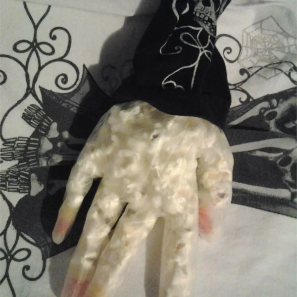 przepisy Halloweenowe ręce do popcornu