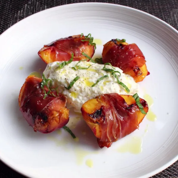 receta Pêches enveloppées de prosciutto grillé avec burrata et basilic