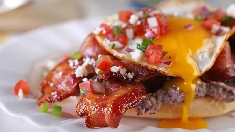 recette Muffin au bacon avec haricots noirs, œufs et salsa fresca