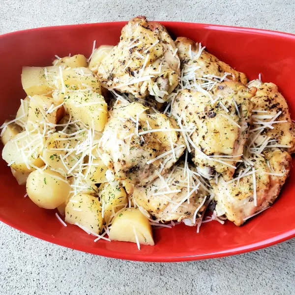 receta Cuisses de poulet et pommes de terre au parmesan à la mijoteuse