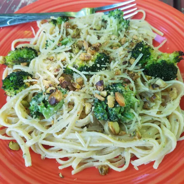receta Pâtes Alfredo avec brocoli rôti et crumble aux pistaches