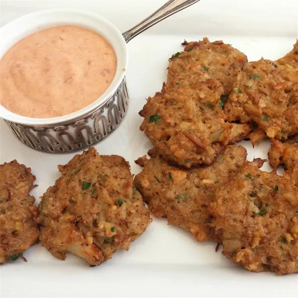 receta Beignets de crabe au four avec rémoulade de poivrons rouges rôtis