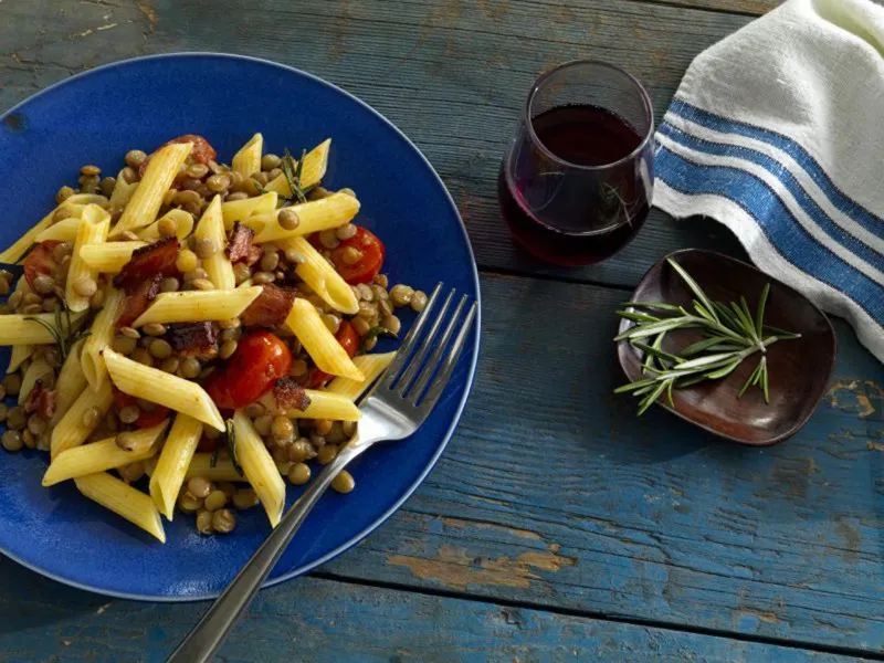 receta Penne sans gluten Barilla® avec lentilles et bacon