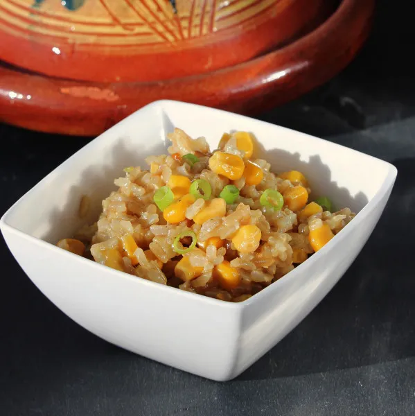 przepisy Pilaw z brązowego ryżu z cebulą i kukurydzą