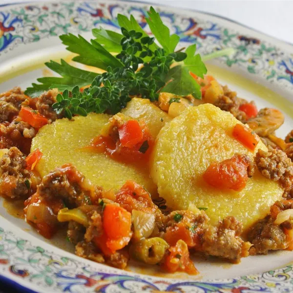 przepisy Polenta Z Pikantnym Chorizo ​​I Sosem Warzywnym