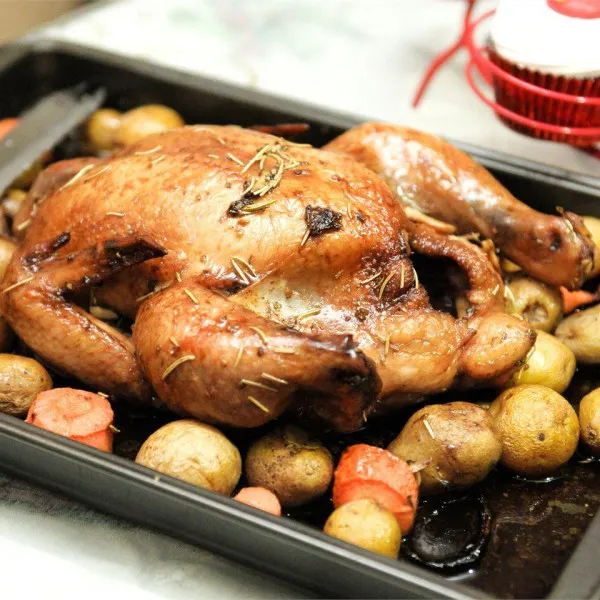 receta Poulet rôti aux fines herbes et pommes de terre