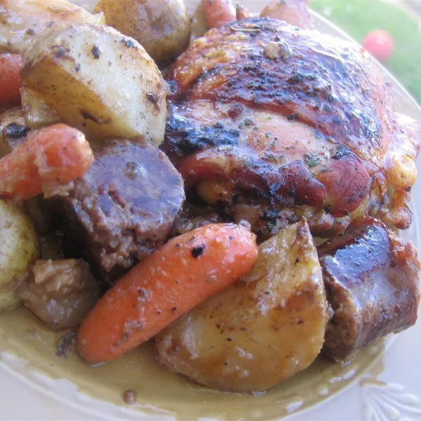 receta Poulet croustillant au romarin rôti au four avec saucisses et pommes de terre