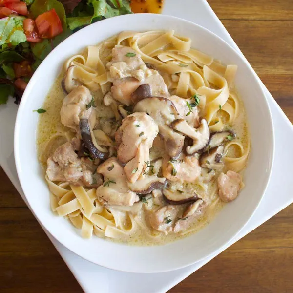 recette Poulet et champignons au vin blanc et à la crème