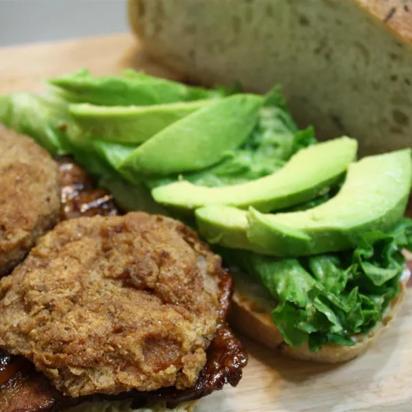 receta Poitrine de porc grillée BLT avec tomates frites et avocat