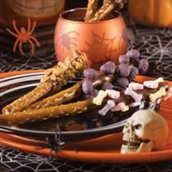 receta Spook-tacular Chocolate Dipped Pretzels