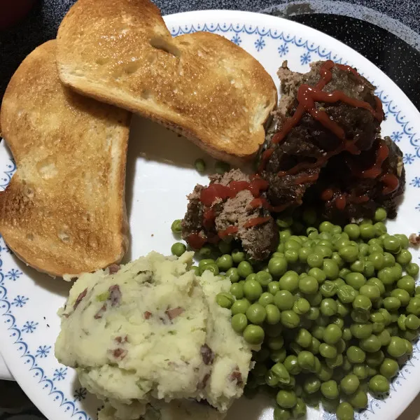 receta Purée de pommes de terre rouges et petits pois avec pain de viande viande de printemps