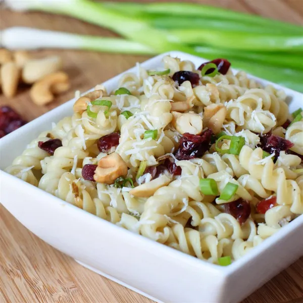 receta Rotini sans gluten avec pesto d'oignons verts rôtis, noix de cajou rôties et canneberges