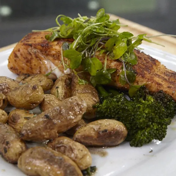 recetas Salmón Cajún A La Parrilla De Jacob Con Papas Alargadas Asadas