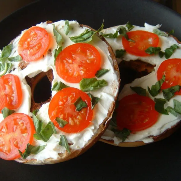 Przepis Queenie's Killer Tomato Bagel Sandwich
