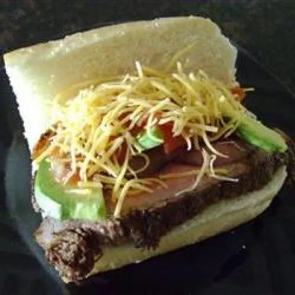 receta Sandwich au steak de bœuf rôti avec salade d'avocat