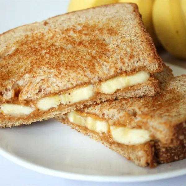 przepisy Grillowana kanapka z masłem orzechowym i bananem