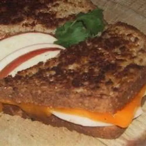 receta Sandwich grillé aux pommes et au fromage et à la cannelle