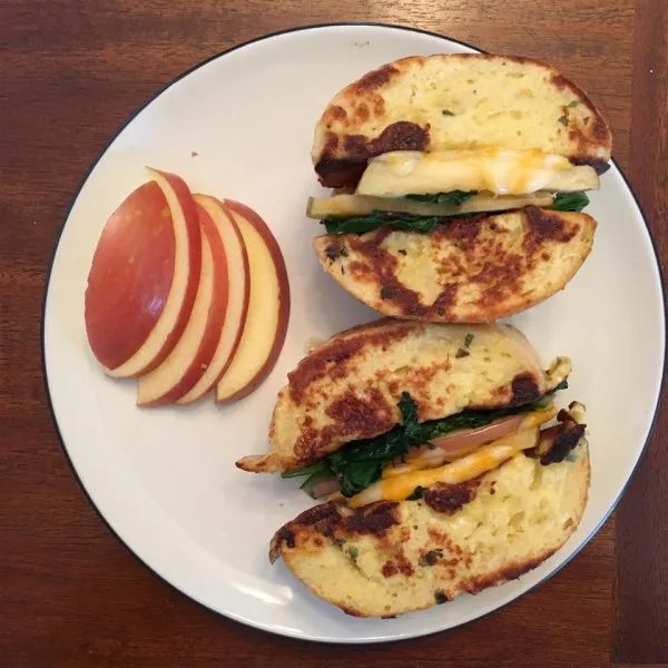 recette Sandwich au pain doré aux pommes et au cheddar