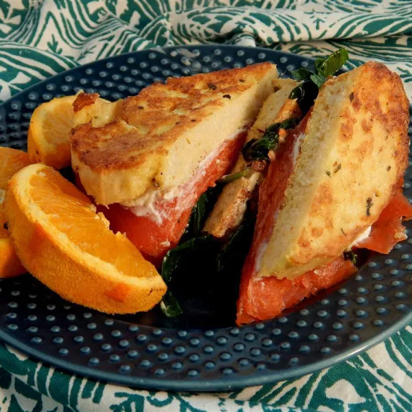 Przepis Kanapka z francuskimi tostami z wędzonym łososiem
