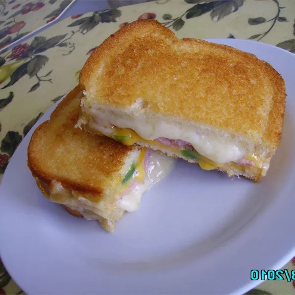 receta Sandwich épicé au jambon grillé et au fromage