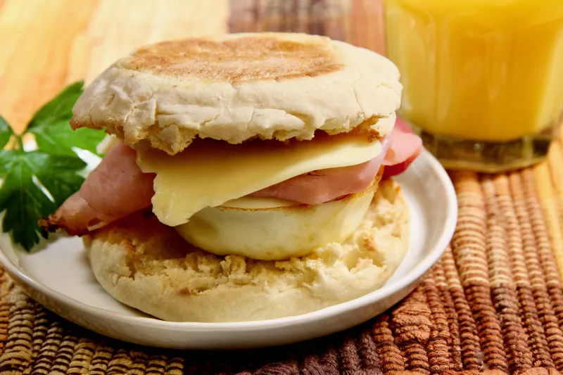 receta Sándwiches De Desayuno De Jamón, Huevo Y Queso