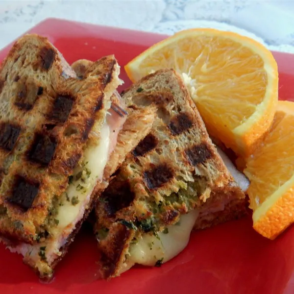 receta Sándwiches De Waffle Con Pesto Y Balsámico