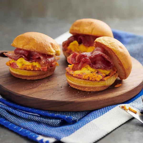 receta Sliders De Desayuno Con Tocino, Huevo Y Queso Pimiento