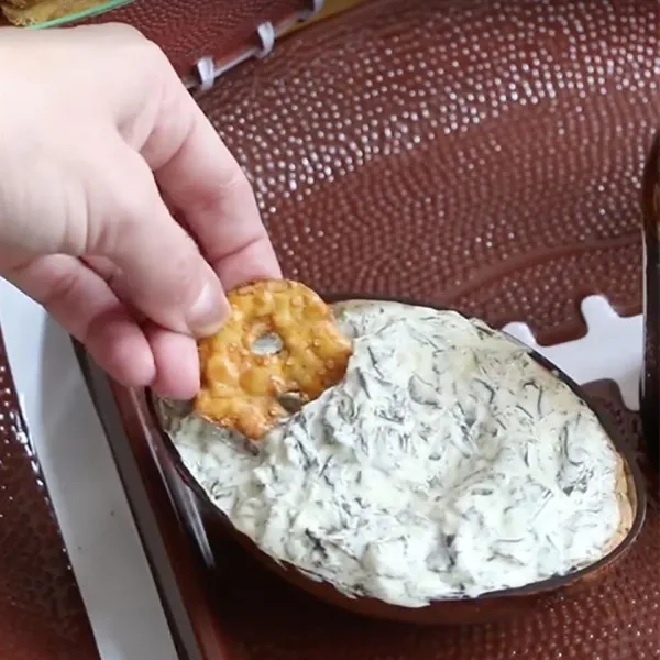 receta Snack Factory ® Pretzel Crisps® avec sauce crémeuse aux épinards