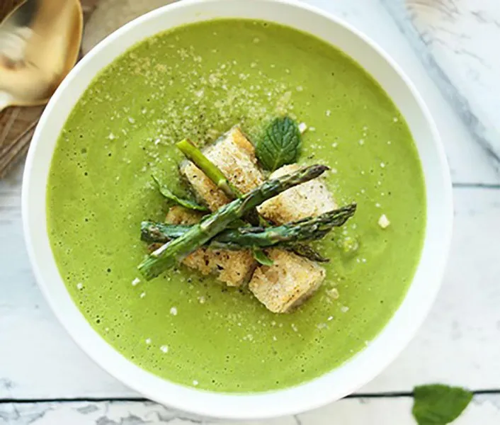 receta Soupe crémeuse aux asperges et aux pois