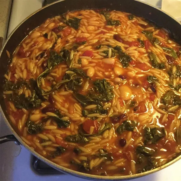 receta Soupe d'orzo Ã  la tomate avec chou frisÃ©