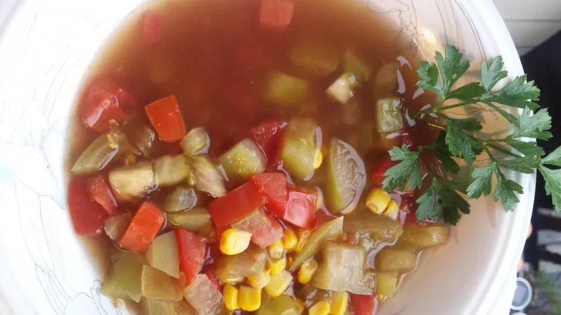 przepisy Zupa z zielonych i czerwonych pomidorów i kukurydzy