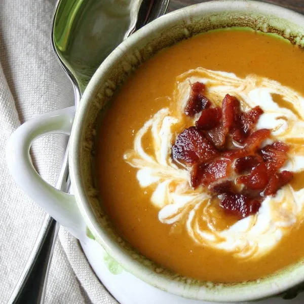 receta Soupe épicée à la citrouille rôtie, aux poires et au bacon