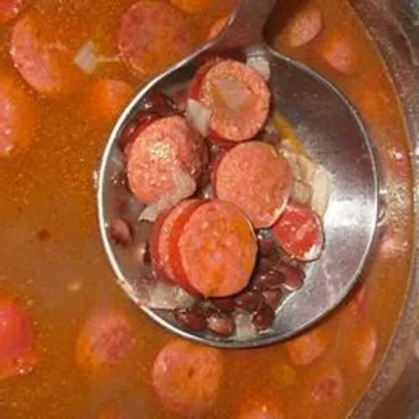 przepisy Pikantna zupa z kiełbasą i czarną fasolą