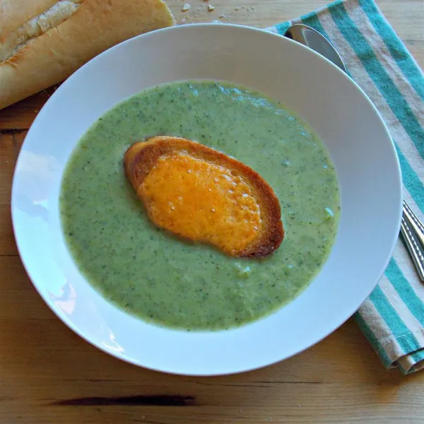 receta Simple Soupe de brocoli aux croûtons au cheddar