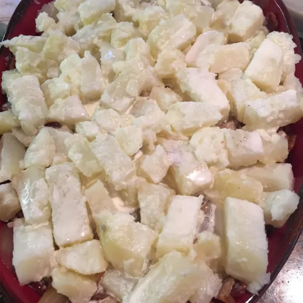 przepis Tartiflette (francuski ziemniak, bekon i zapiekanka serowa)