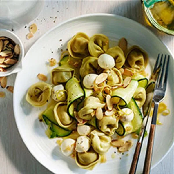 receta Tortellini De Espinacas Y Queso Con Calabacín, Mozzarella Y Almendras Tostadas