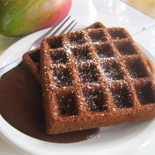 receta Waffles De Pan De Jengibre Con Salsa De Chocolate Caliente